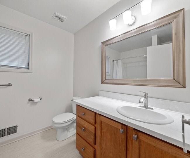 Building Photo - 905 Wildt St