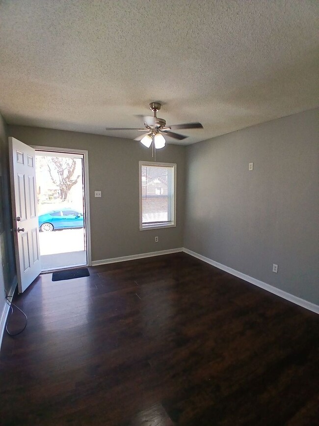 Building Photo - Newly Renovated 2 bedroom 1 bathroom - OPE...