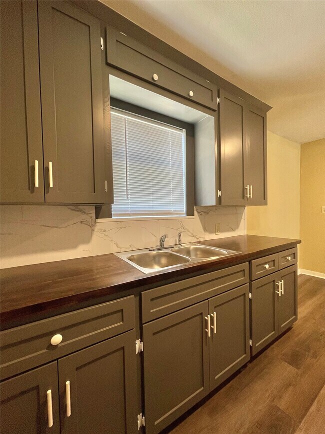 Building Photo - 611 N Avenue D