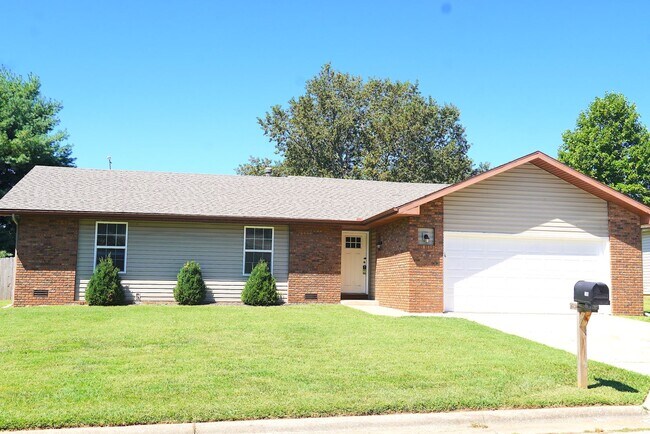 Building Photo - Adorable 3-Bed, 2-Bath Home with 2-Car Garage in Prime Location!
