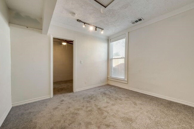 Building Photo - 618 W Purnell St