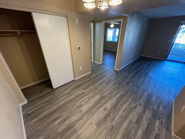 Building Photo - ADORABLE 1 BEDROOM 1 BATHROOM 1ST FLOOR CO...