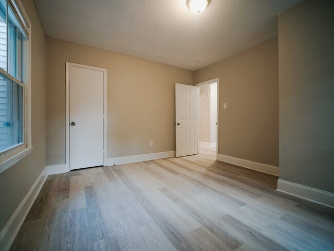 Building Photo - "Charming 4-Bedroom Gem in Charlotte - Cozy Living with Spacious Comfort!"