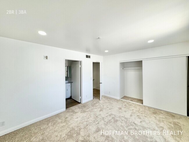 Building Photo - 16033 Vanowen St