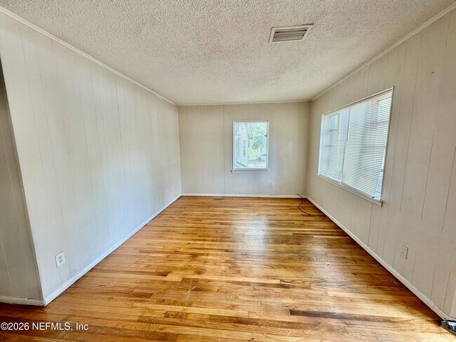 Building Photo - 1348 Crestwood St