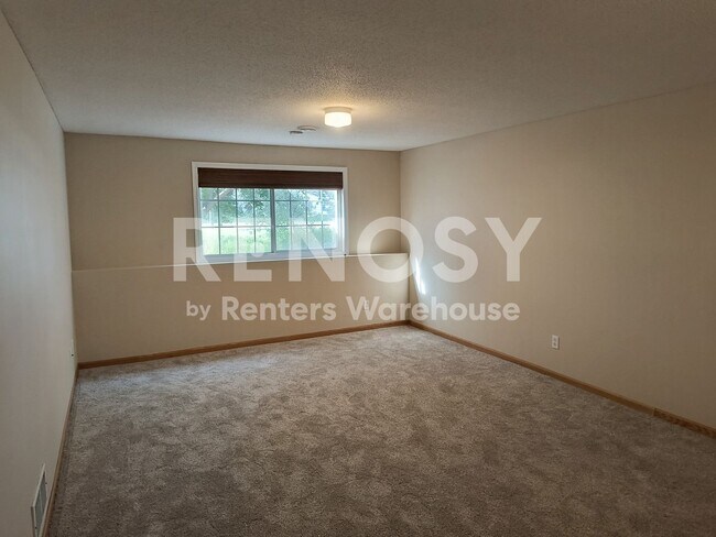 Building Photo - 4BD/3.5BA Townhome in Apple Valley Available Now!