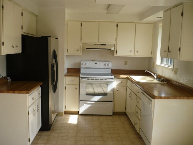 Building Photo - Winter Special-$300 Off 1st Mo.-A beautiful house to make your home