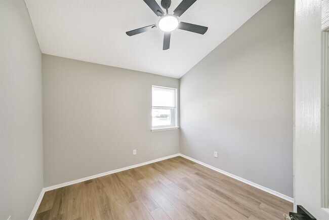 Building Photo - 10826 Thorncliff Dr