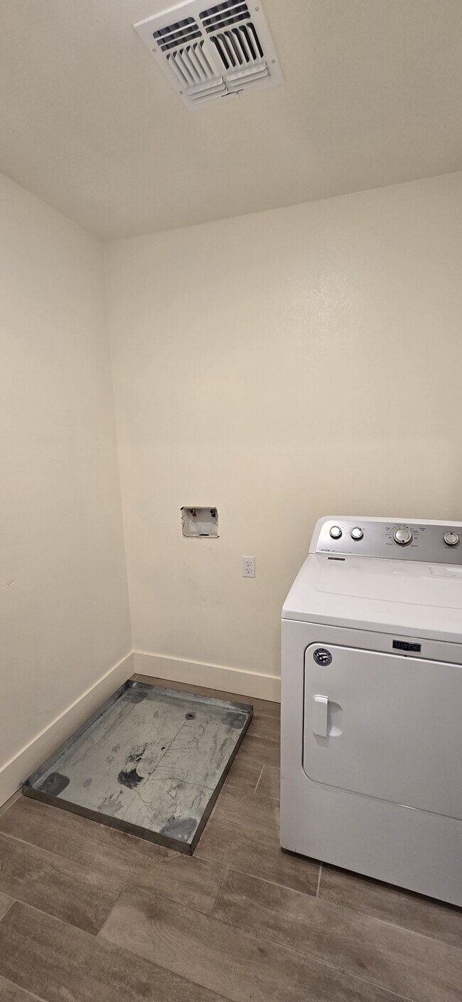 Building Photo - Atwater 5 Bedroom 3.5 Bathroom Home