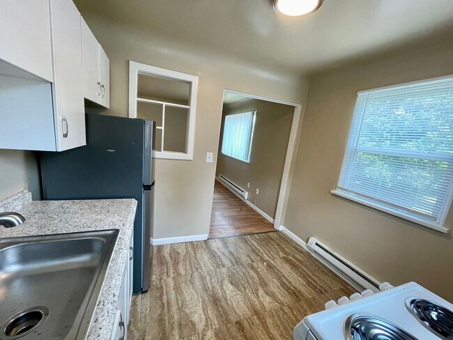 Building Photo - LOWER SOUTH HILL ONE BED NEAR HUCKLEBERRY'...