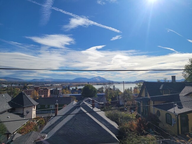 Building Photo - 3 bedroom 2 bath