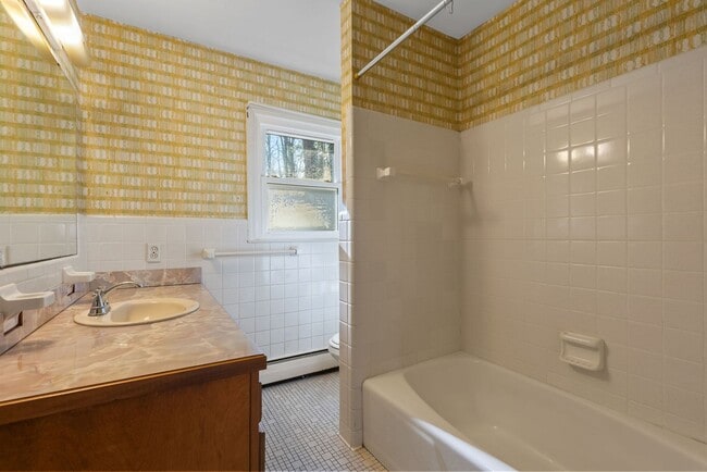 Building Photo - Charming 3-bedroom, 2-bath traditional home situated less than two miles from Clemson University!