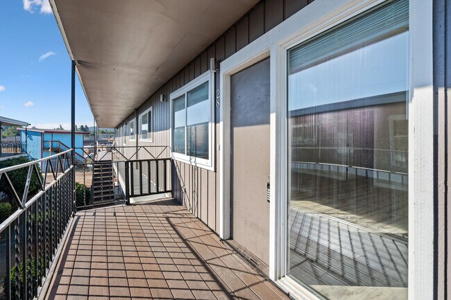 Building Photo - Beautifully remodeled 3BR in Gresham. 1/2 off first months rent!