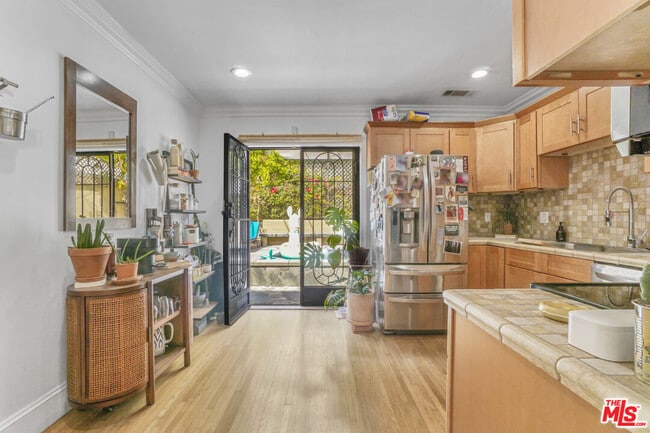 Building Photo - 1051 S Stanley Ave