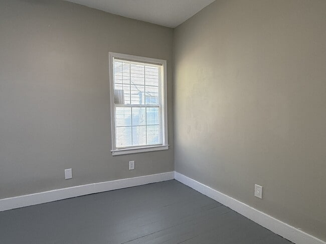 Building Photo - 728 W 39th St