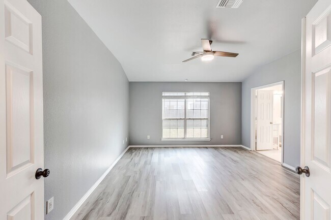 Building Photo - 113 W Deer Horn Pass