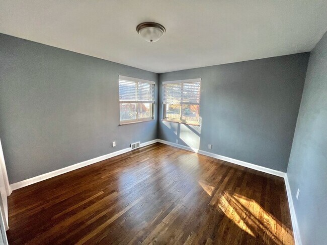 Building Photo - Immaculate large Kennedy Heights Home!