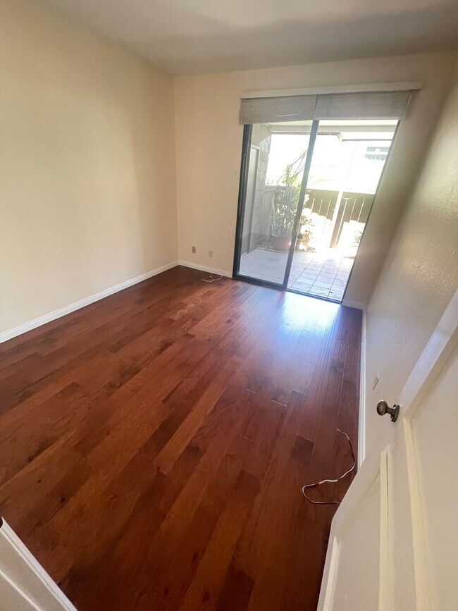 Building Photo - Super cute 1 bdrm in the heart of UTC