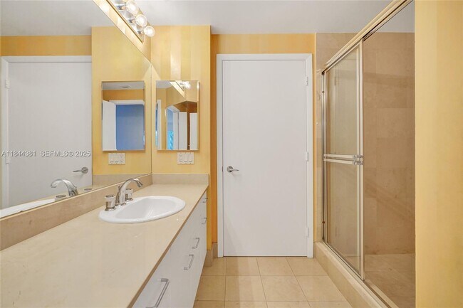 Building Photo - 21150 Point Pl