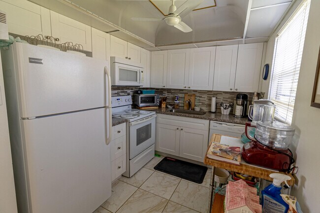 Building Photo - 158 Mansfield D