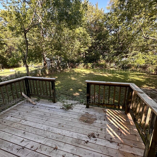 Building Photo - $1195 - 3 bedroom / 1 bathroom - Single Family Home