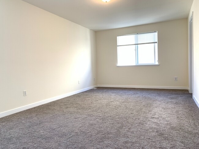 Building Photo - Bright and airy 4 bed!