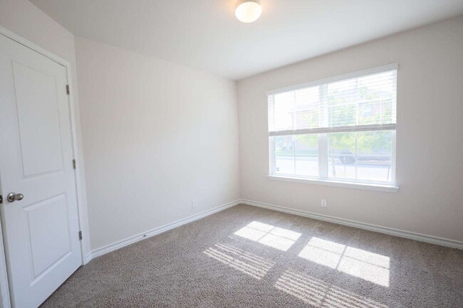 Building Photo - "Charming 4-Bed Sanctuary in San Antonio – 1702 Sq Ft of Comfortable Living!"