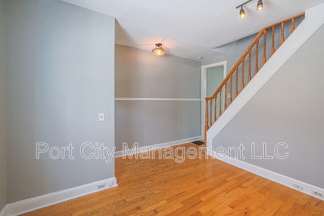 Building Photo - 1007 Baylis St