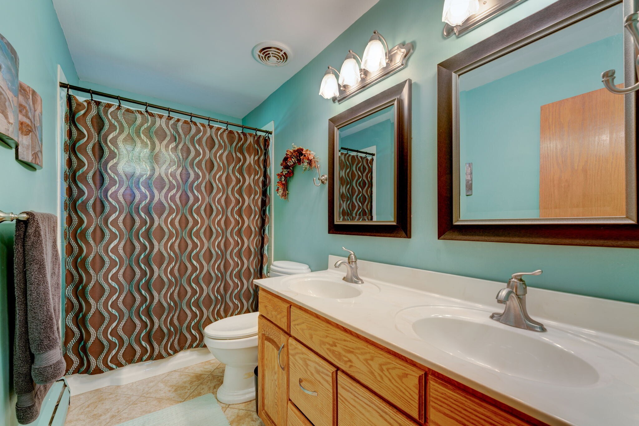 Bath with tub & shower - 4925 Main St E