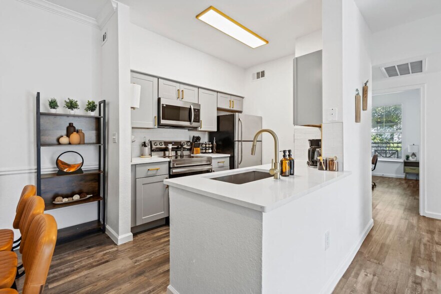 Building Photo - 2929 Kings Rd