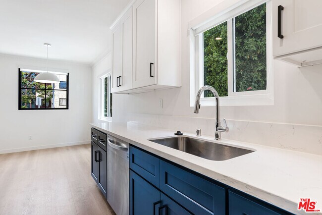 Building Photo - 527 S Barrington Ave