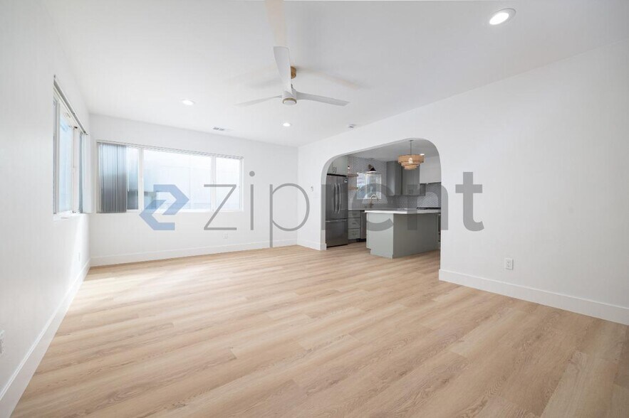 Building Photo - Unit