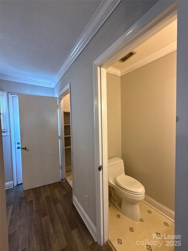 Building Photo - 7906 Oak Meadow Ct