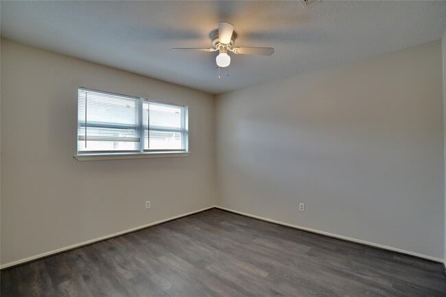 Building Photo - 10811 Sugar Hill Dr