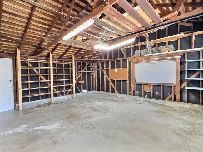 Building Photo - 3BD/2BA - Updated Charming Single Family H...