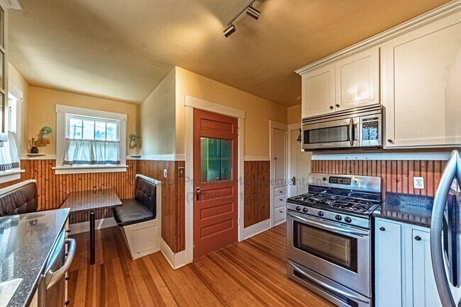 Building Photo - Charming 2 Bedroom House in the Historic Old North End
