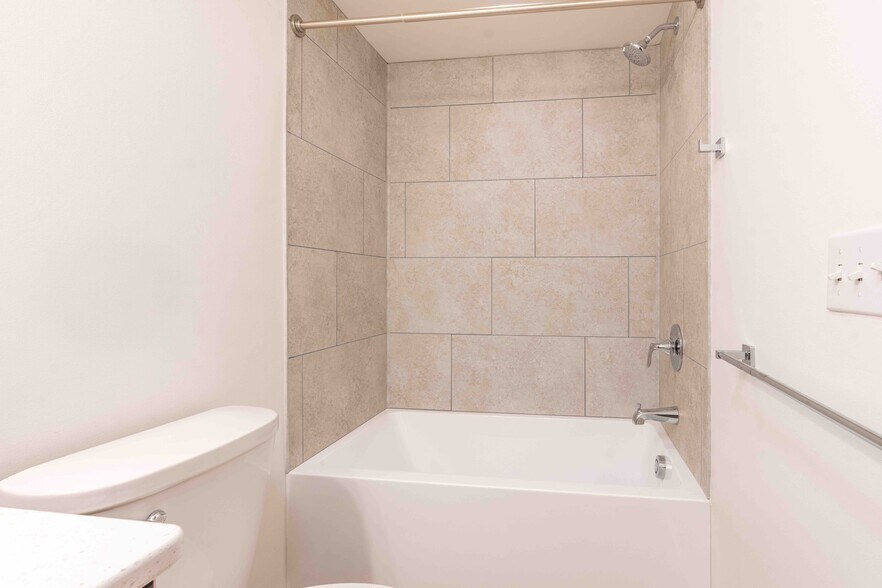 Tub/shower - 517 18th St
