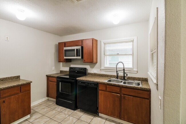 Building Photo - 1108 W Camp Cir