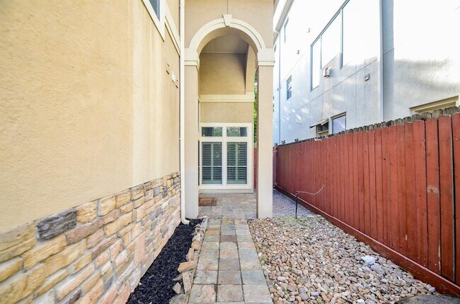 Building Photo - 1220 Birdsall St