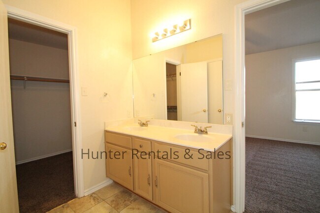 Building Photo - Comfortable 3-Bedroom Home in the Stratfor...