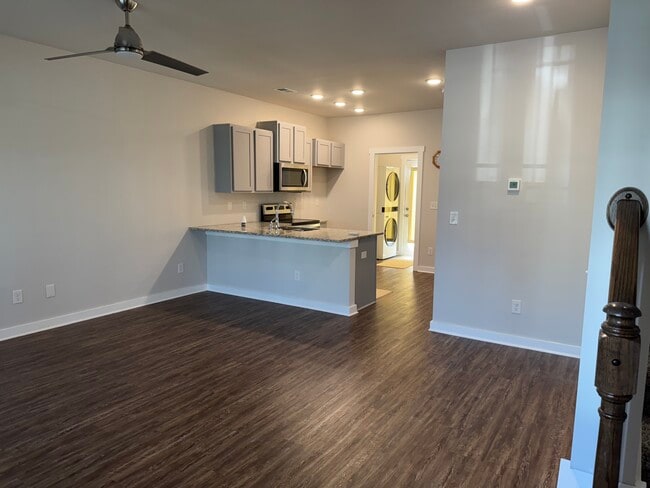 Building Photo - 419 Falls Pointe