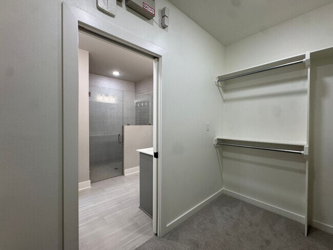 Building Photo - 7110 Alexander Dr