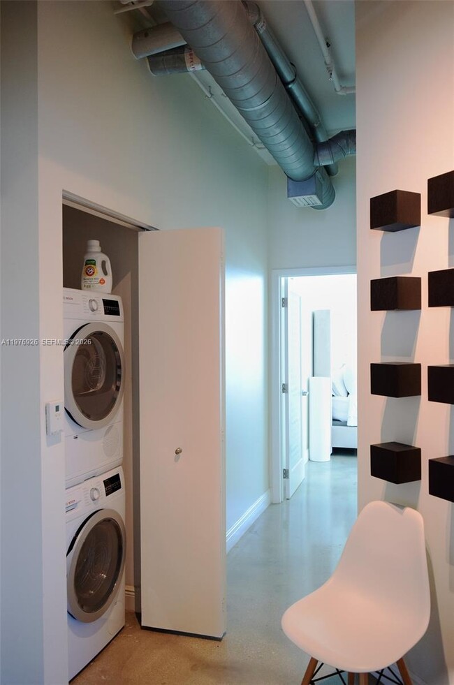 Building Photo - 700 NE 25th St