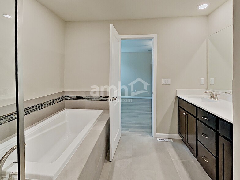 Building Photo - 5748 86th Dr NE