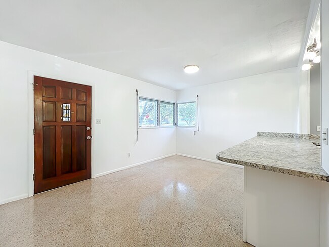 Building Photo - 1706 Cambridge Dr