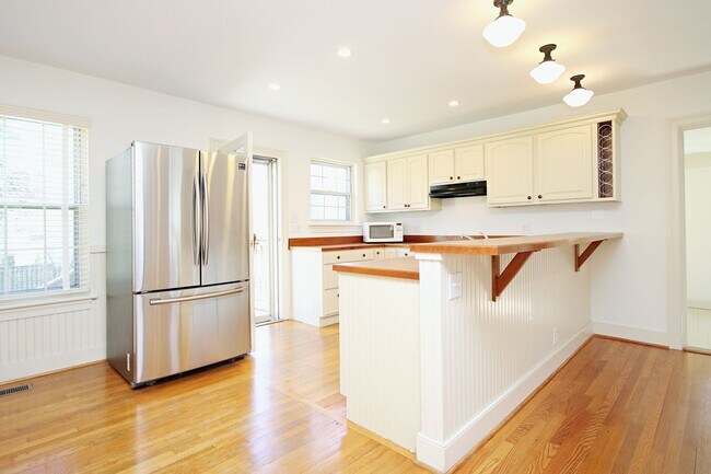 Building Photo - Charming Home With Fenced Yard