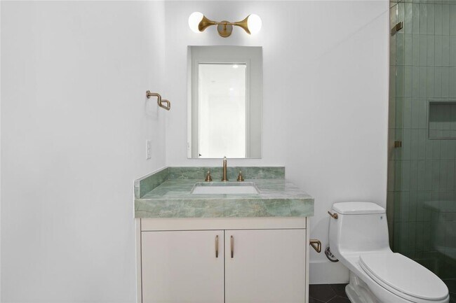 Building Photo - 2401 Oakhaven Cir