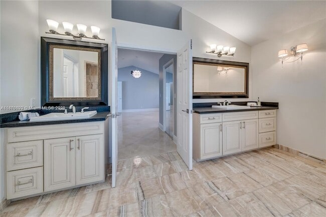 Building Photo - 1180 Manor Ct