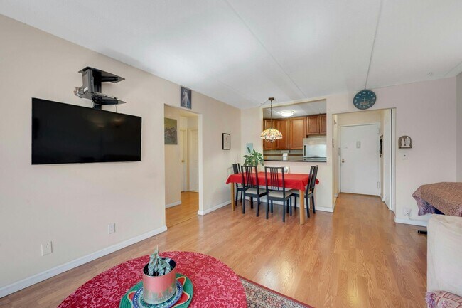 Building Photo - 470 Halstead Ave