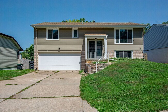 Building Photo - 3 Bedroom / 1.5 Bath with Fenced Backyard ...